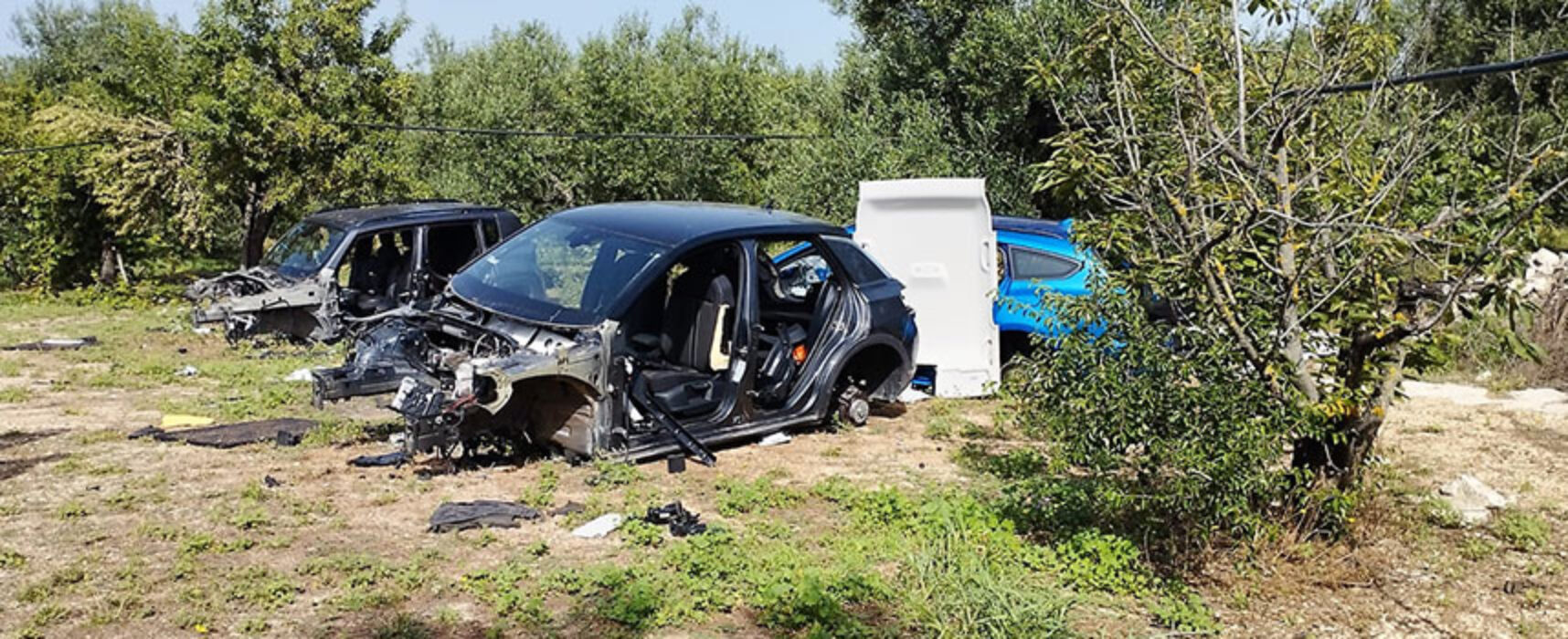 Auto rubate e cannibalizzate ritrovate in zona Sagina a Bisceglie / FOTO