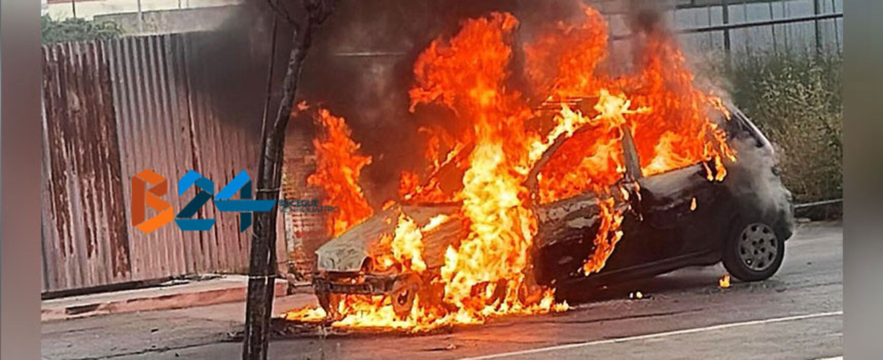 Auto in transito in via San Martino prende fuoco, sul posto Vigili del Fuoco