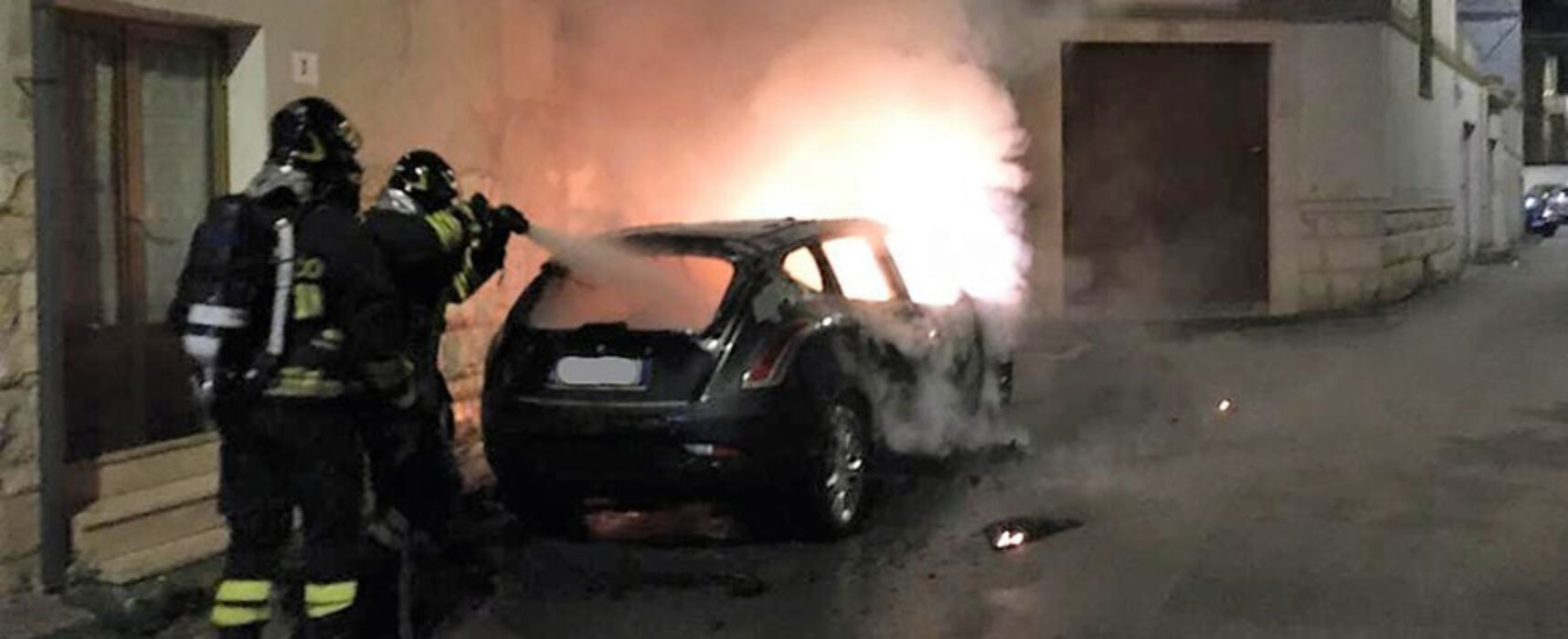 Auto a fuoco nella notte a Bisceglie, intervento dei Vigili del Fuoco